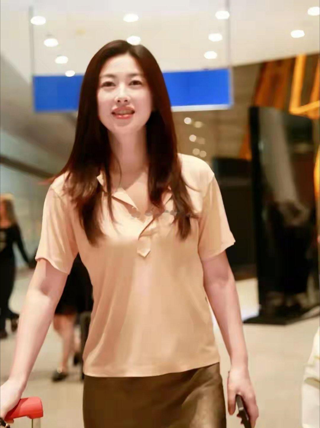 朱珠最新机场照，穿Polo衫‌搭配半裙优雅气质，妥妥内娱气质女神​​​