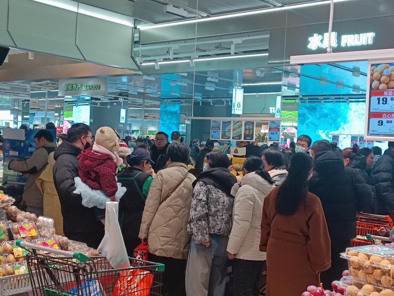 这两天，石家庄新开的信誉楼港悦店火出圈了。上午和大姑姐闲聊，我随口提议“去逛逛”