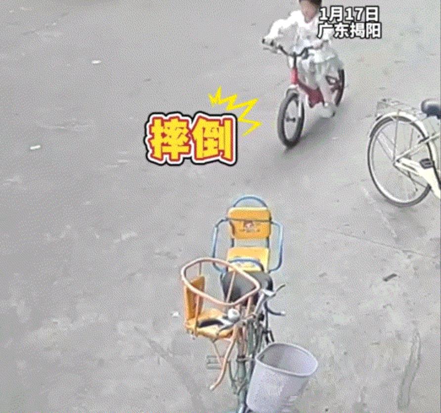 寒心了。广东一家店铺门口，一小女孩骑自行车时不慎摔倒，这店铺老板见状后，便好心扶