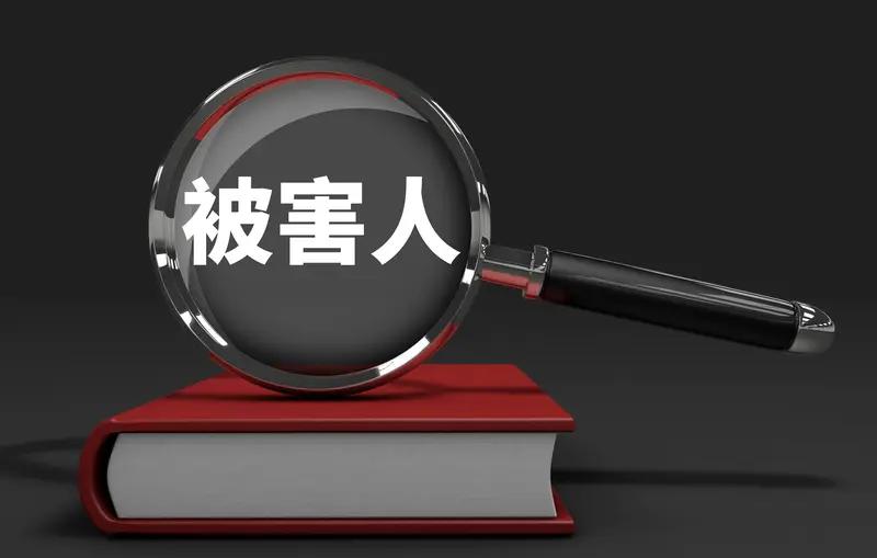 女子称遭强奸，嫌疑人被取保后出国。强奸是严重的暴力犯罪，犯罪嫌疑人极难取保候审，