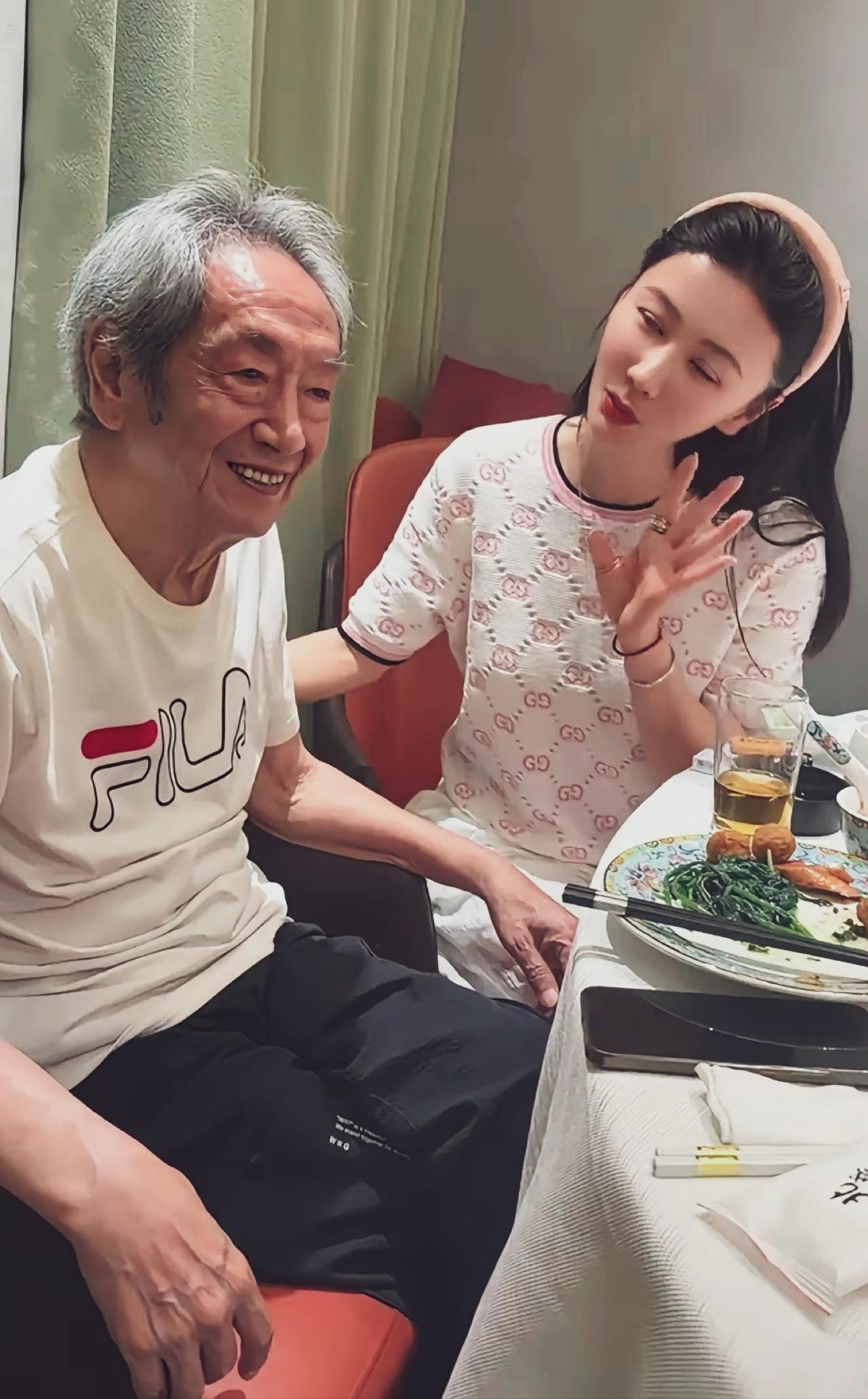 老戏骨王奎荣和他的妻子饶芯语，两人正在聚餐，氛围温馨又有爱。照片里两人互动十分