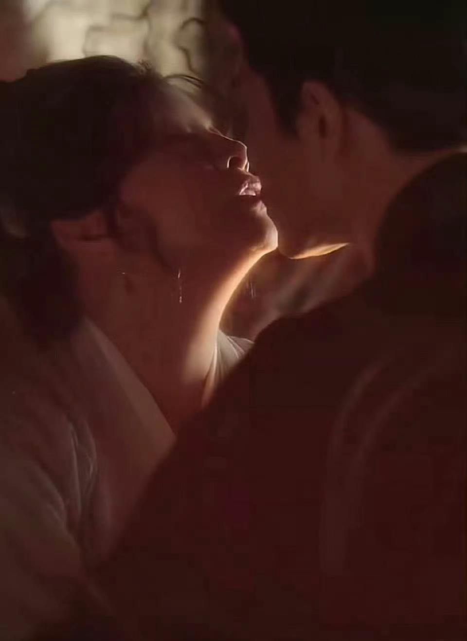 七十五岁拍吻戏，围观的人比看剧的还多。导演一喊开始，刘晓庆就亲了上去。对手戏