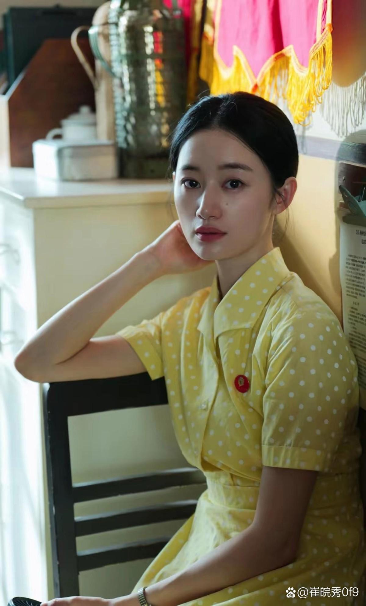 方穆静在《纯真年代》里一出现，那股子书卷气就让人挪不开眼。观众说，这姑娘身上有种