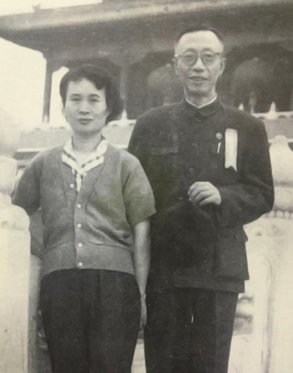 上世纪60年代的一天，新凤霞在西四北京小吃店，看见溥仪正在门前站着，新凤霞看他双