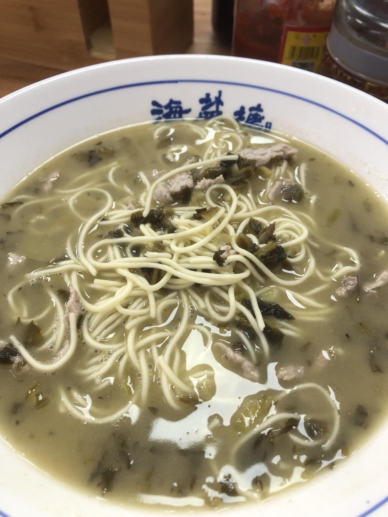 小区附近开了一家面店，招牌是咸菜肉丝面，印象里咸菜肉丝面是所有面店最基本的一个品