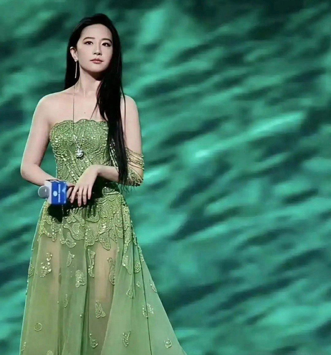 刘亦菲穿的这条裙子意义是在…..？​​​