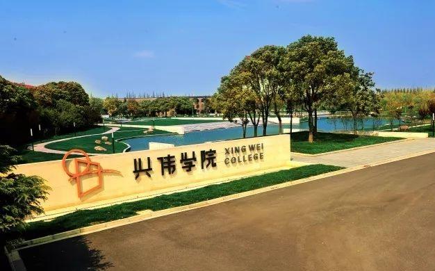 又刷到民办大学招生难的新闻了，上海几所民办大学招不到人，降三十分也招不满，缺口还