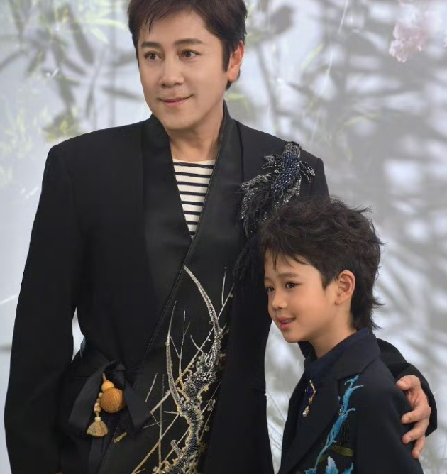 一向低调的的蔡国庆辗转反侧无法入睡于是罕见的在社交平台高调发文，字里行间都是兴