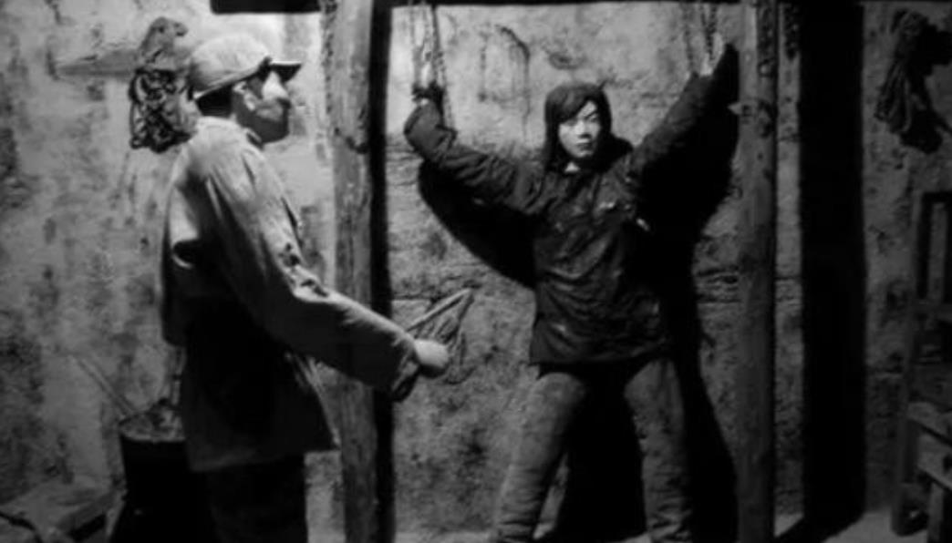 1942年一女八路被汉奸出卖，遭到日寇严刑拷打，没成想第二天日军翻译官却说：投降