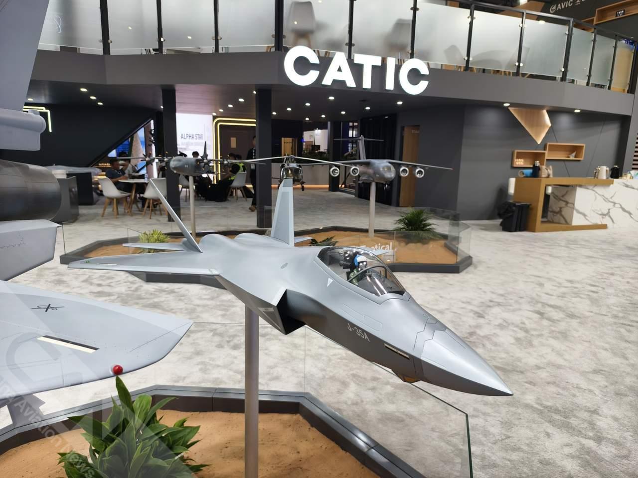 迪拜风大，小心闪了个别人舌头迪拜热闹，中国展台啥都有，包括歼-35的出口版本，模