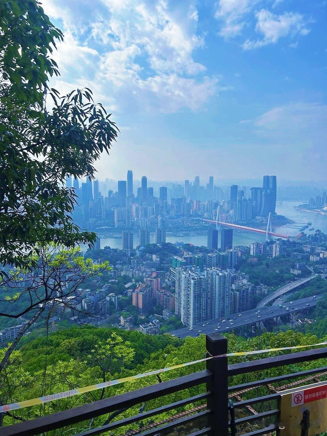【重庆免费“山顶观景台”】深山藏古观，南山上的老君洞，颇具灵气，不少游人专程前来