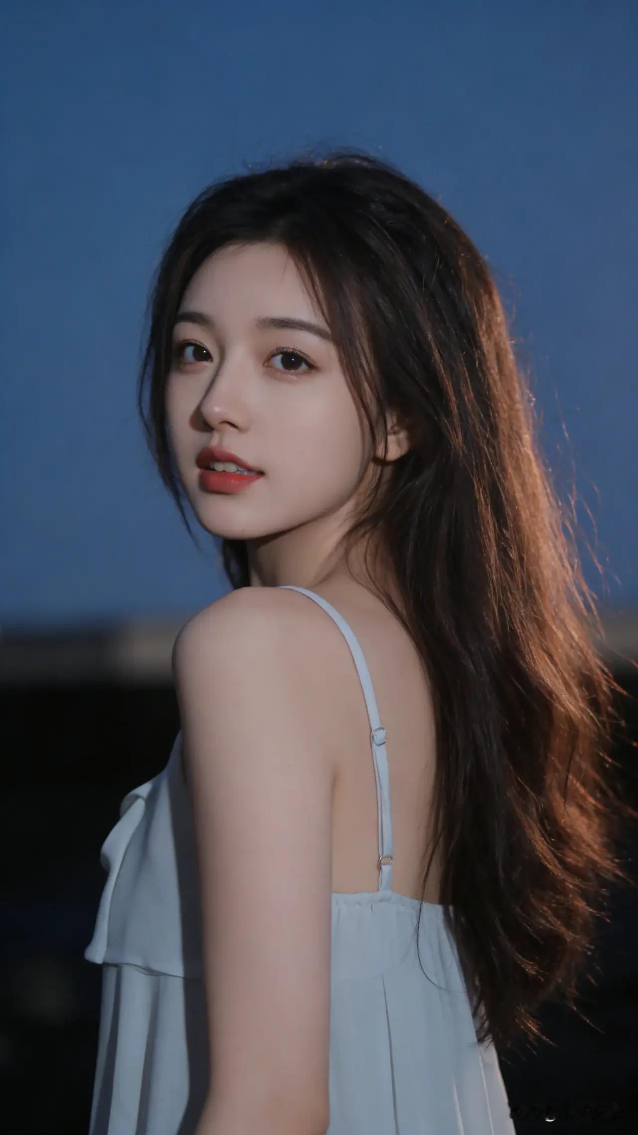 光之影温柔蓝调光影下，少女侧颜如画夜景气质少女侧颜氛围感写真