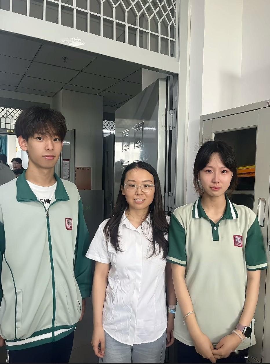 不懂就问中间那个是媒婆吗[作揖]