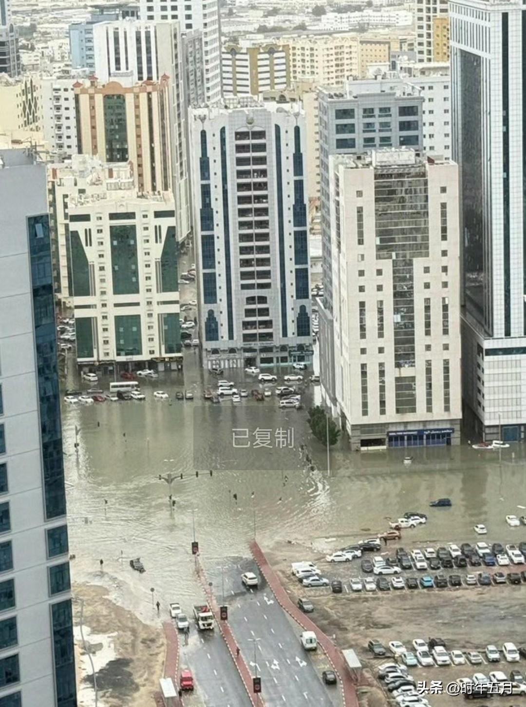 沙漠暴雨，很少见。阿联酋位于阿拉伯半岛，属于热带沙漠气候，年降雨量通常只有1