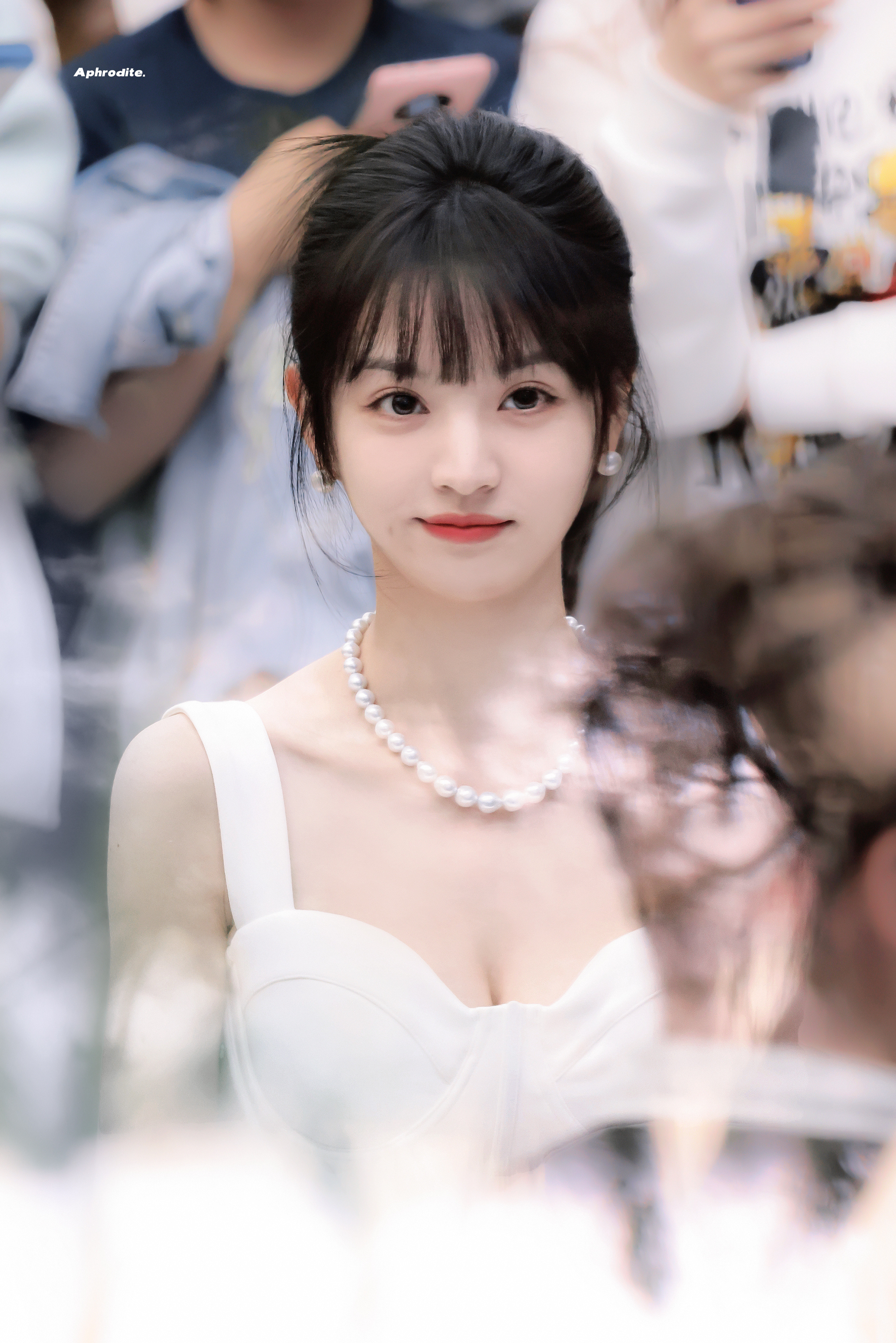 谁懂看了好几遍才发现脖子上有串珍珠项链此女只应天上有