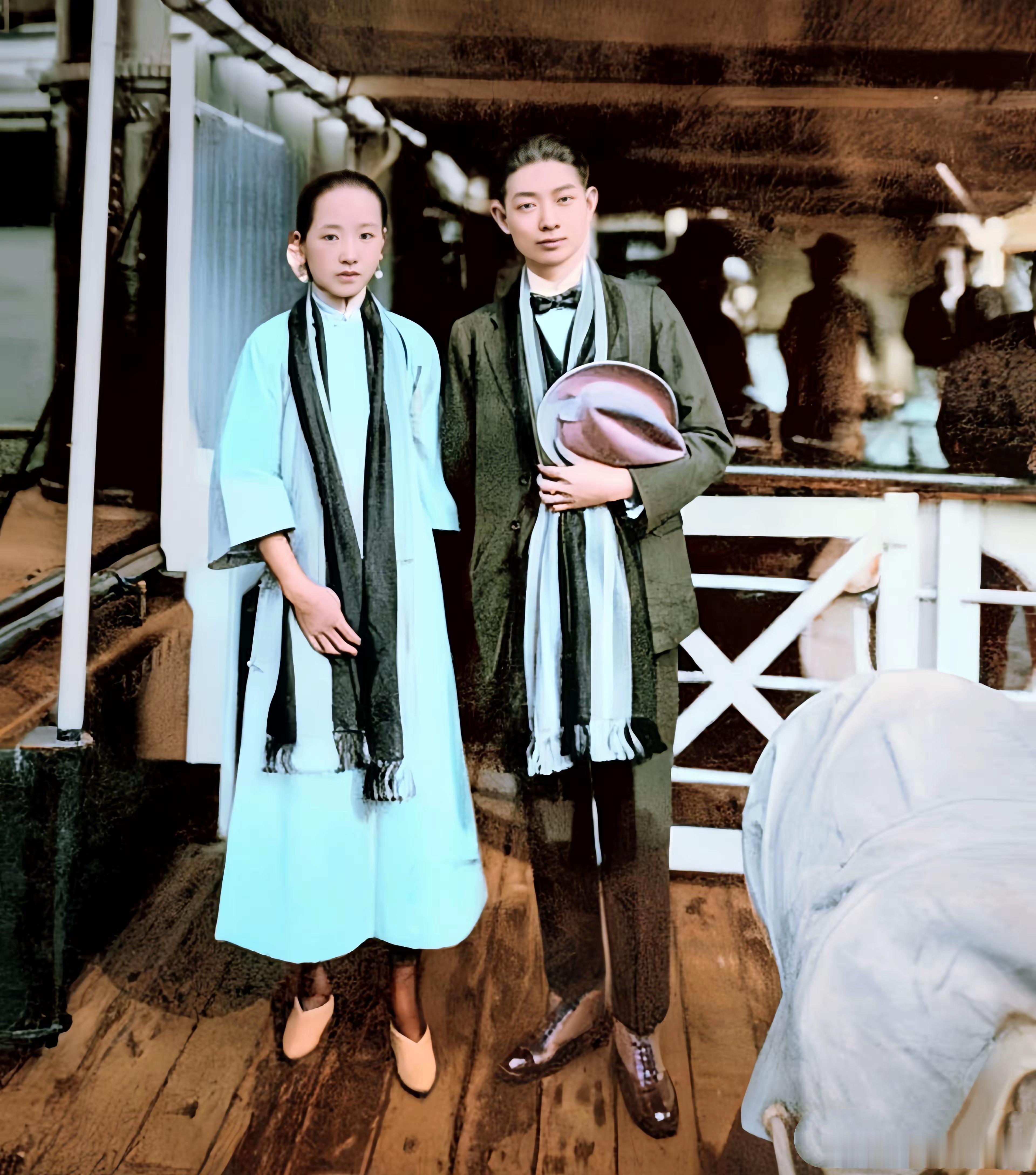 1919年，梅兰芳携原配夫人王明华赴日演出。彼时梅兰芳25岁，英俊潇洒，风流倜傥
