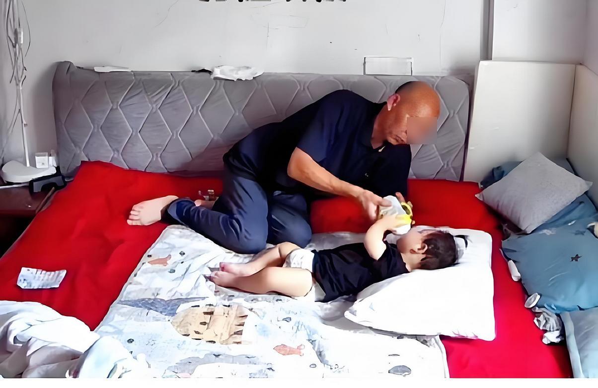 6个月宝宝硬生生被哄成“脑瘫儿”，爷爷好心哄睡，却害了娃据家属反映，爷爷为了哄