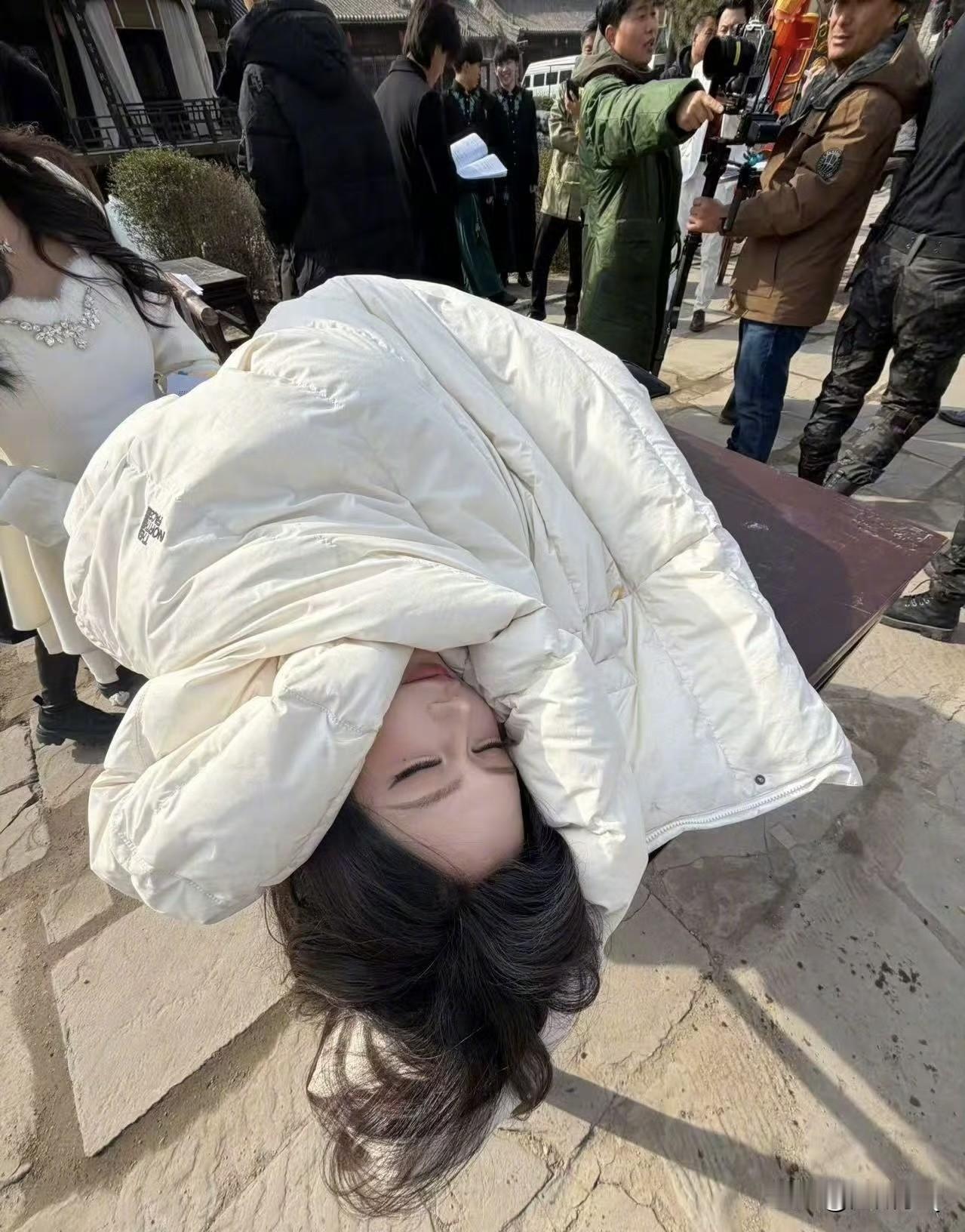 韩安冉也太搞笑了吧，直接躺在拍摄桌上就睡，关键其他演员还在拍摄中，画风真的很突兀