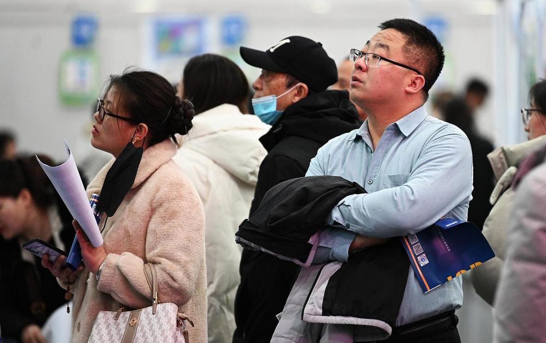 说句扎心的：全国人口明明在减少，广东和浙江反倒一年各涨了大几十万人。再这么下去，