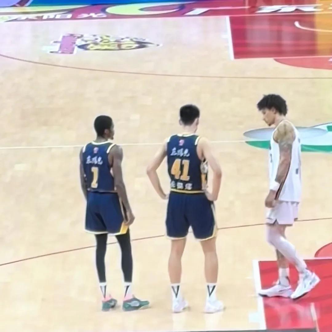 广东主场打吉林，大屏幕上却播着吉林旅游景点，欢迎大家有空去玩，真是胸襟广阔，至善