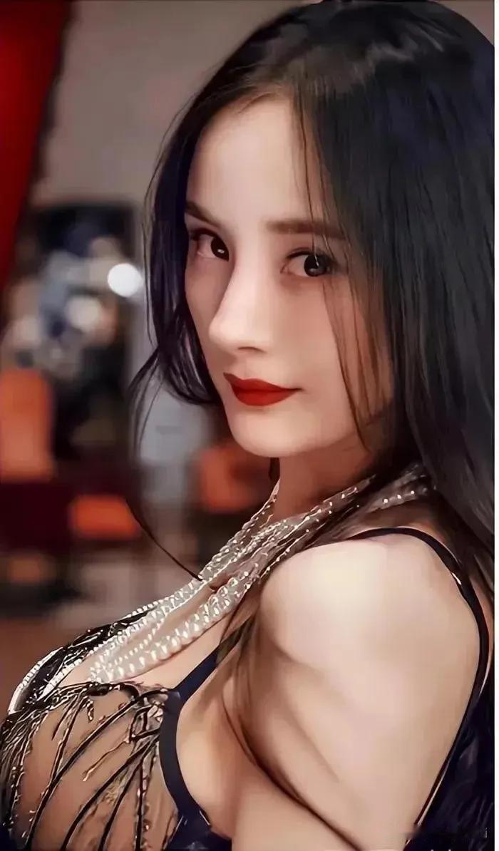 杨幂与刘恺威结婚后，女儿“小糯米”出生；2018年离婚，两人约定共同抚养，女儿长
