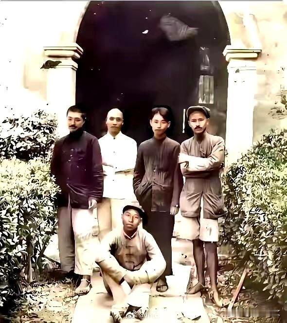 一张1934年10月的老照片，瞬间看哭无数人！长征途中的红军五虎将，衣衫褴褛，脚