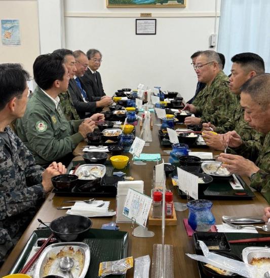 44岁的小泉进次郎晒午餐，几片蔬菜和水果，半碗饭和一坨糊糊。俗话说半大小子吃穷