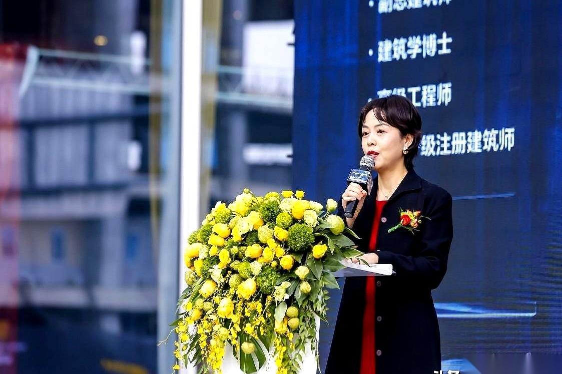 1990年，江西高考理科状元揭榜，谁也没想到，考出628高分的，是个女生，名叫余