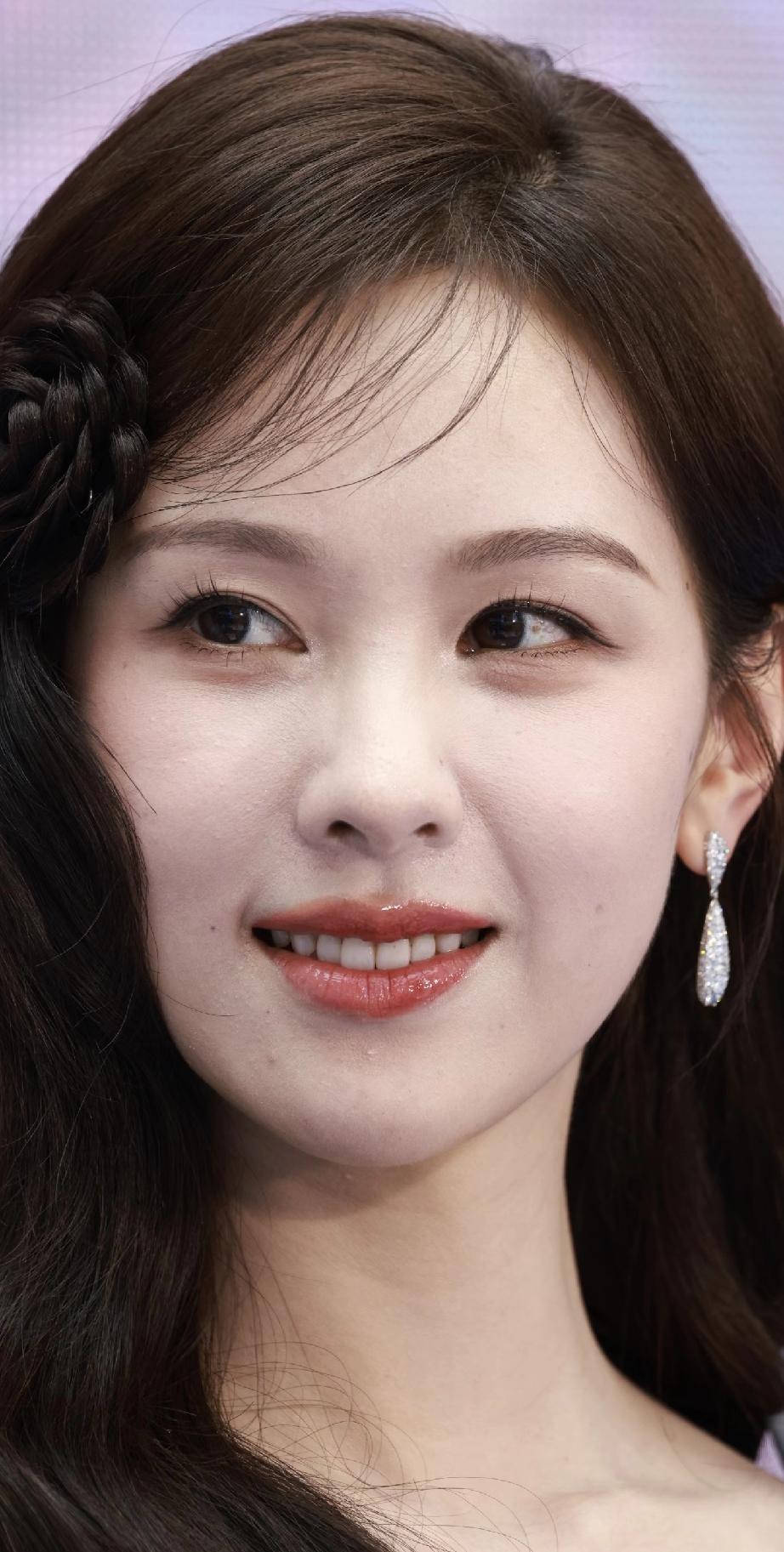 近距离观看女神，依然get不到她的美貌，但是这皮肤是真的好。