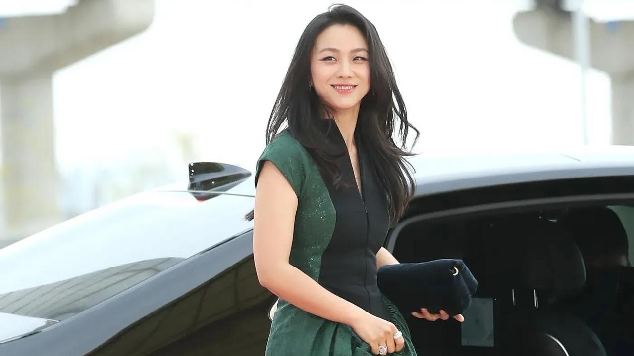 近日，女星汤唯在接受采访时意外透露，自己并不认识韩国男星金秀贤。此言一出，立即在