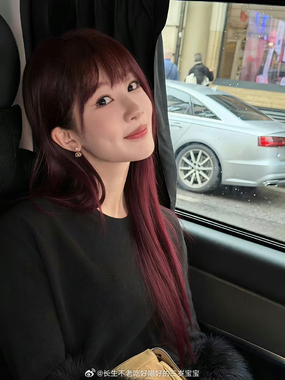 杨紫出国要带泡面和火腿肠哈哈哈哈紫妹太真实了！出国必备泡面+火腿肠，这不就是每一