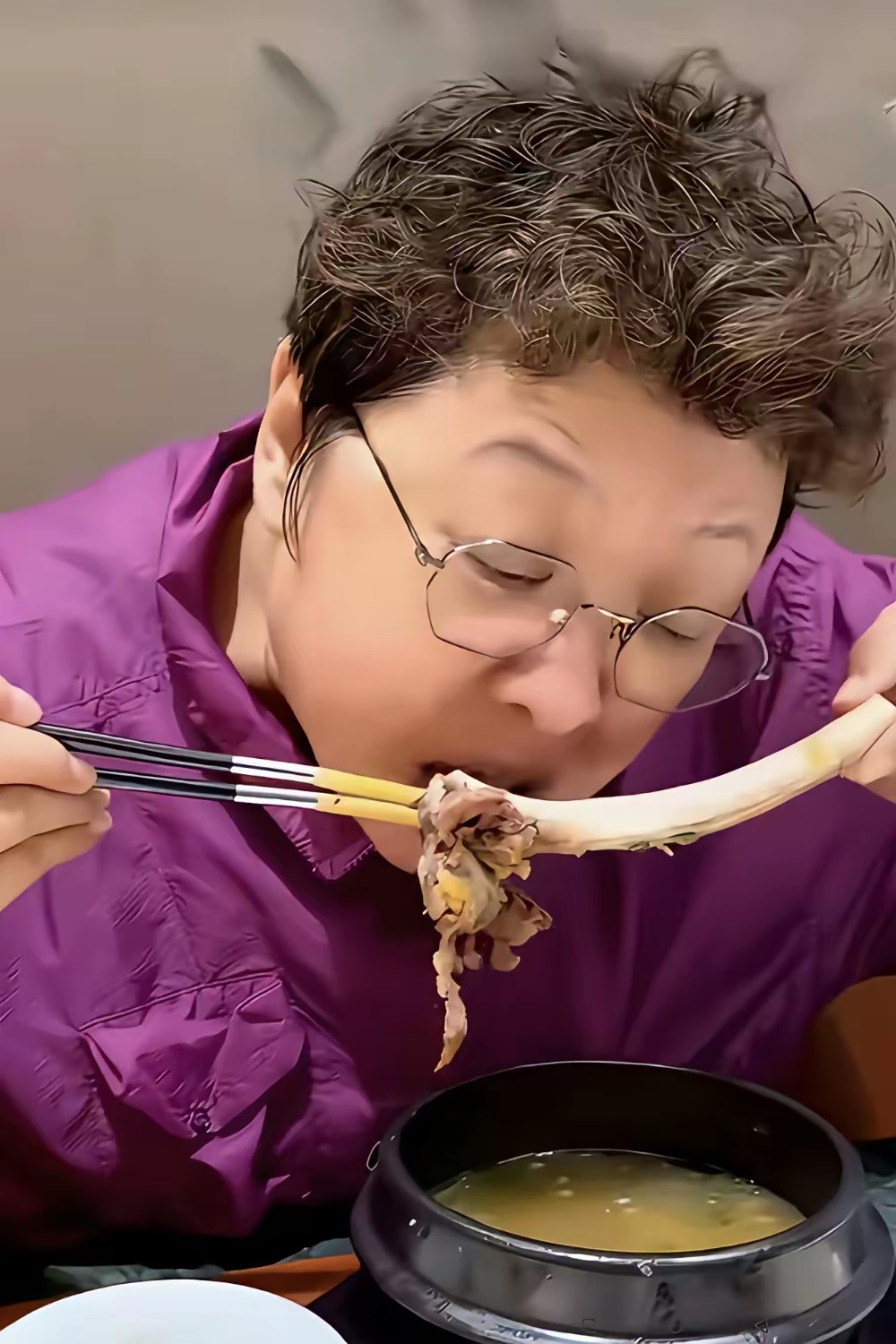 为何这样吃饭时，还要照个相呢？