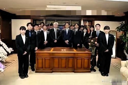 最近赖清德和黄国昌这对情投意合的陌生兄弟，分别为了同一位“白月光”而开始“吃喝玩