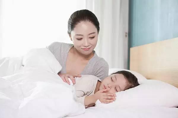 妈妈课堂: 孩子独睡, 和由大人陪睡, 哪个更有利于宝宝成长?
