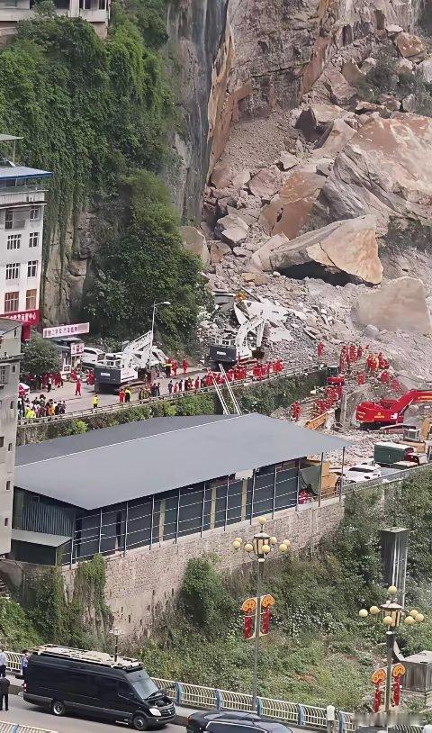 重庆彭水山体崩塌已致8死看到石头和救援人员的对比太恐怖了，巨石感觉都赶上几层楼高