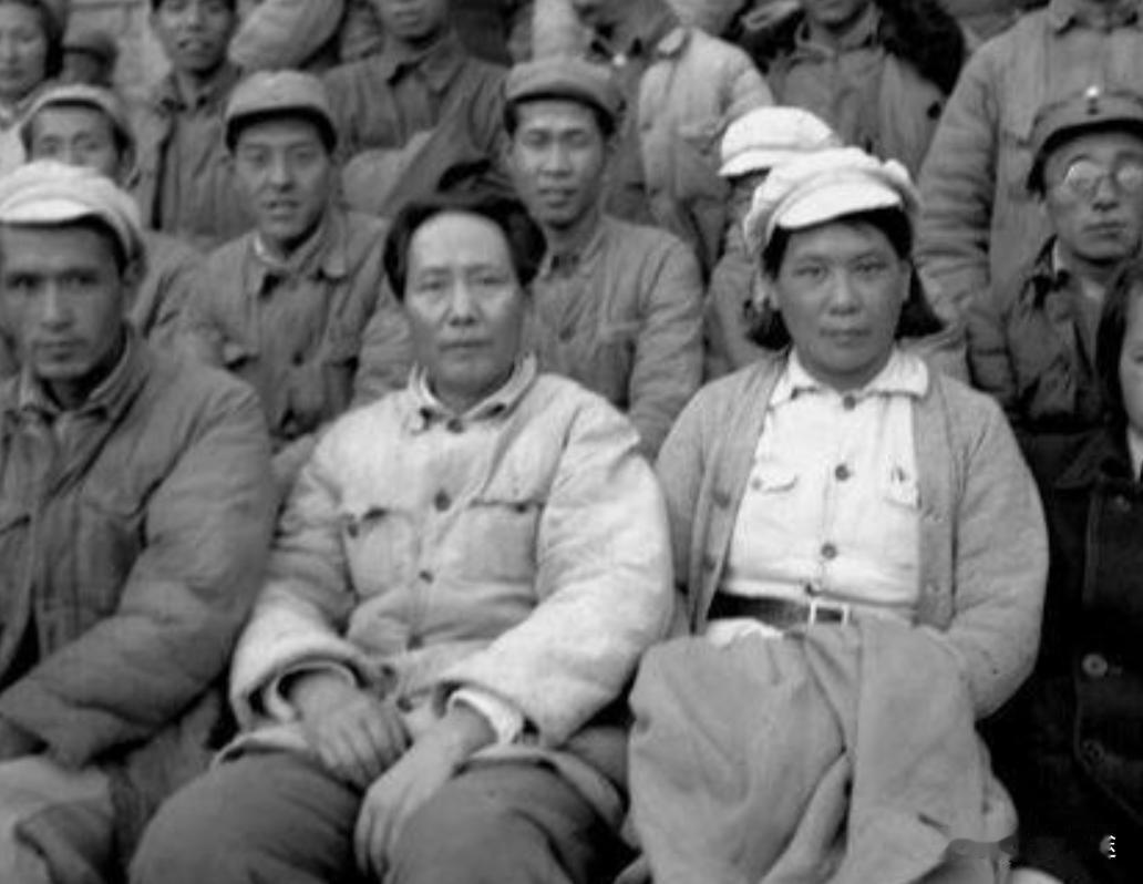 1942年,一批学生来到了延安学习。在吃饭闲聊的时候,毛主席问了一个14岁的孩子