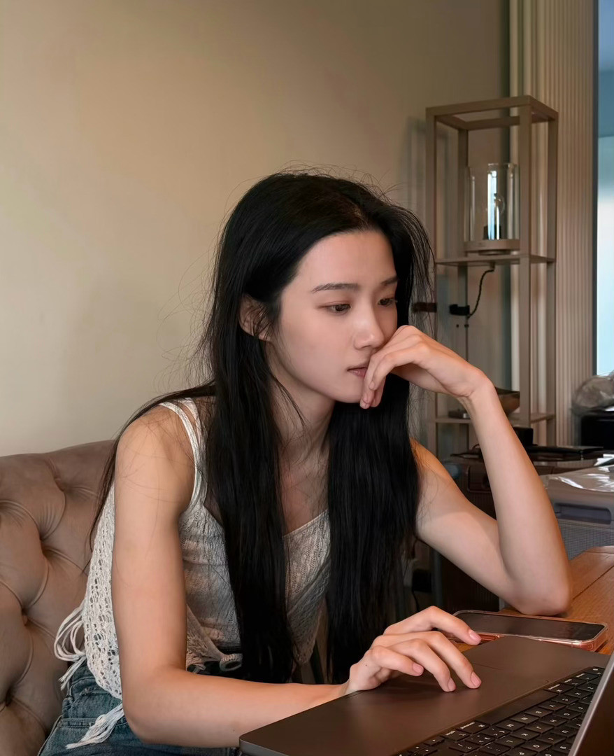 卢昱晓素颜皮肤状态卢昱晓素颜皮肤状态也太绝了，完全是越素越美的程度，无限爱素颜晓
