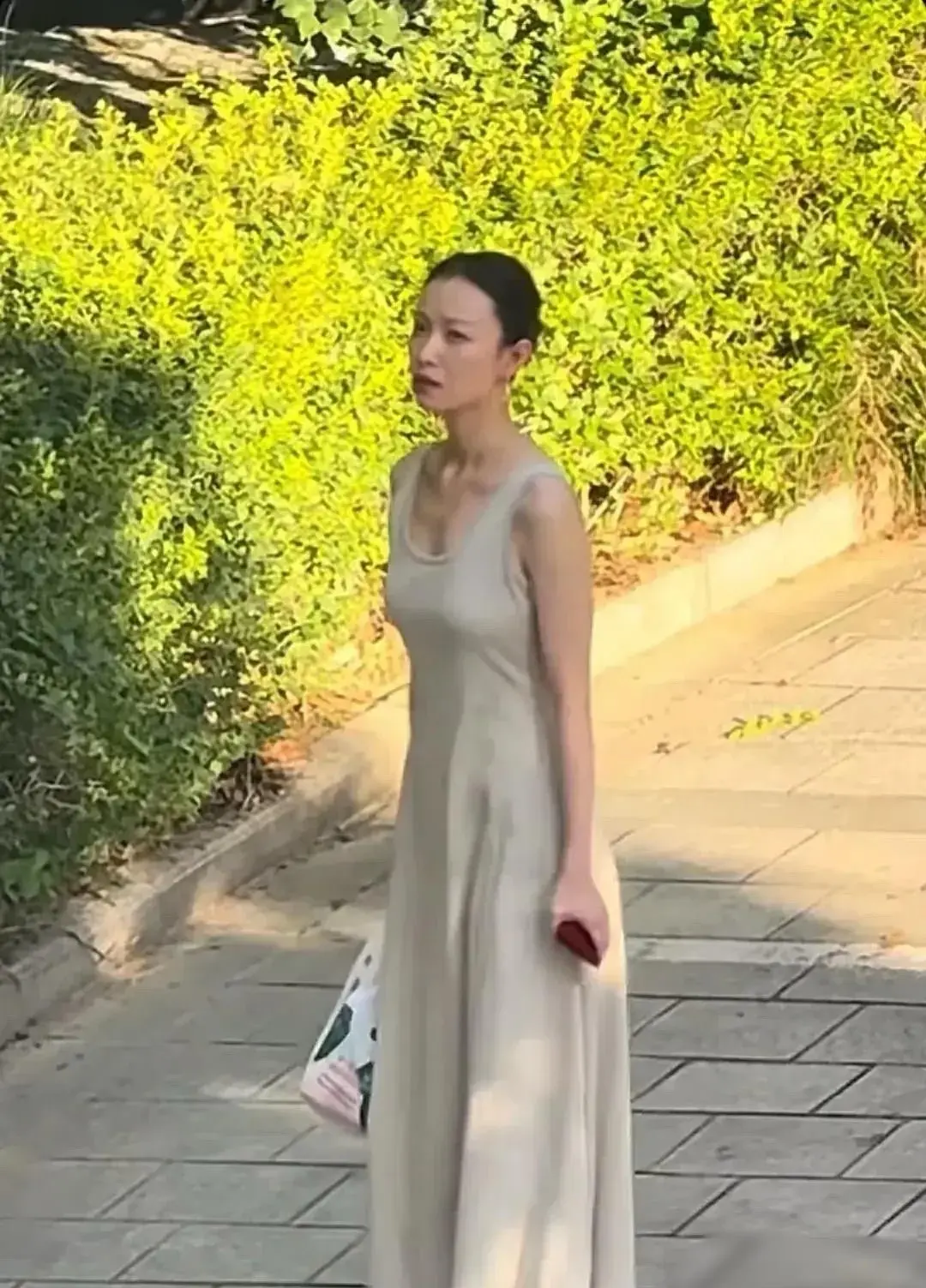 热爆了的倪妮，想帮她擦汗