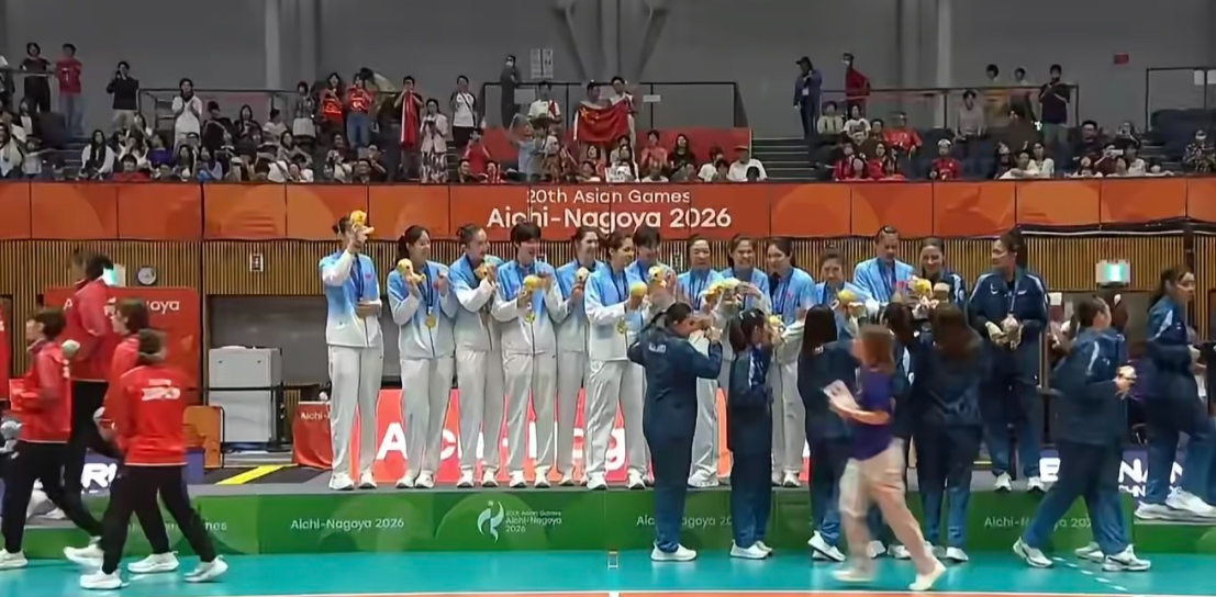 中泰女排一家亲，日本女排颁奖典礼全程黑脸！还得是人家泰国女排，善良友爱，我们中国