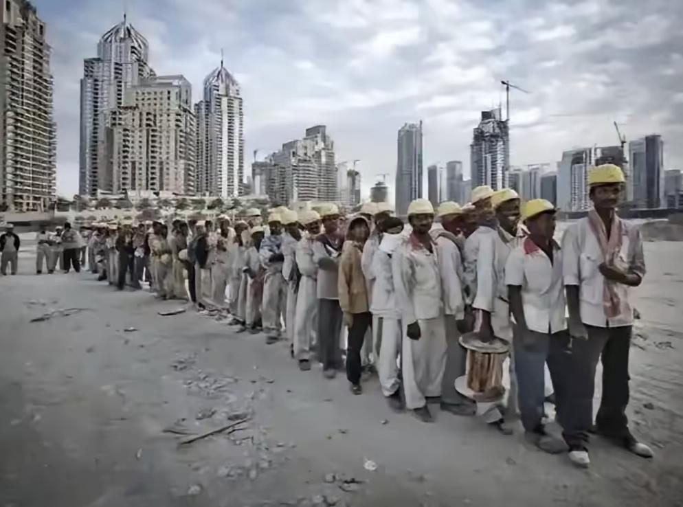 海湾国家最狠的地方，不是把印度劳工用得有多狠，而是从一开始就没给他们“留下来”的