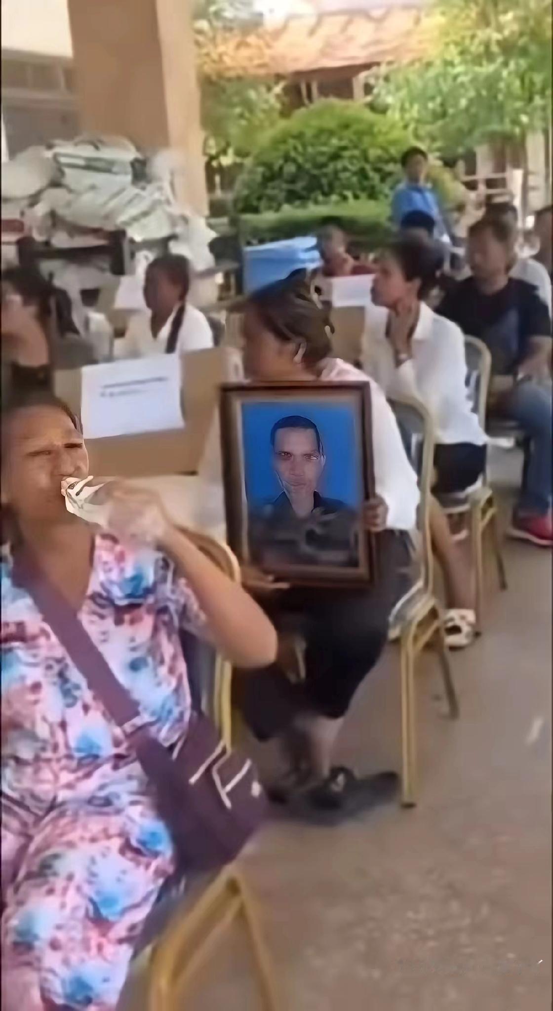 近期泰柬边境冲突后，柬埔寨阵亡士兵的抚恤方式让人哭笑不得。网友晒出视频，家属领到