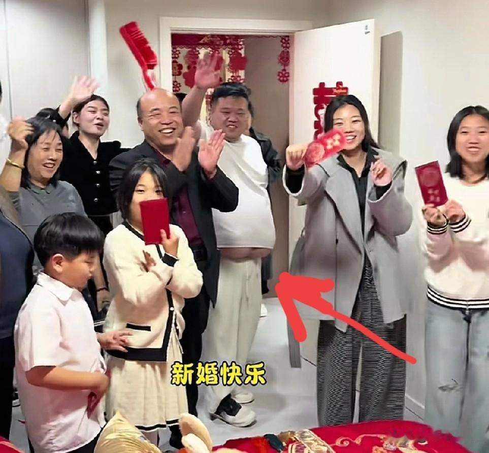 解清帅大哥的肚子要爆炸，王正正的衣服全是褶儿。网友们观察好仔细。解清帅结婚的