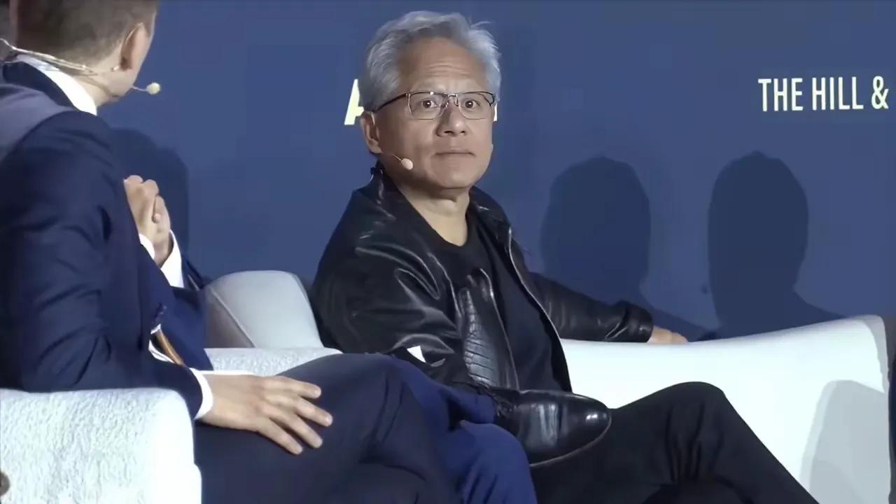 黄仁勋吹泡泡的能力，堪称楷模！7月23日，他在《赢得人工智能竞赛》峰会上把“美国