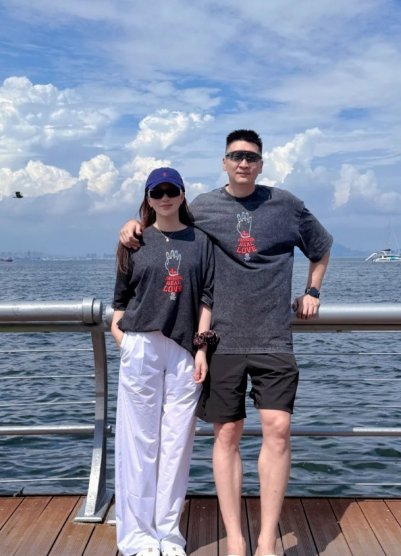 中国男篮名宿孙悦现任妻子晒出和丈夫的恩爱照。卧槽！孙悦吃的真好呀，前女友、前妻