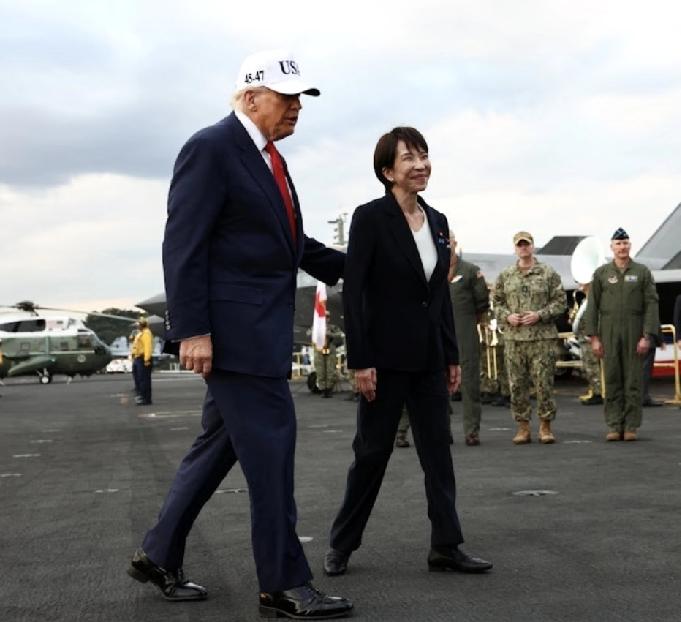 你还别说，小动作有点多，这手看着克制不住，有种相见恨晚的感觉。[捂脸哭]