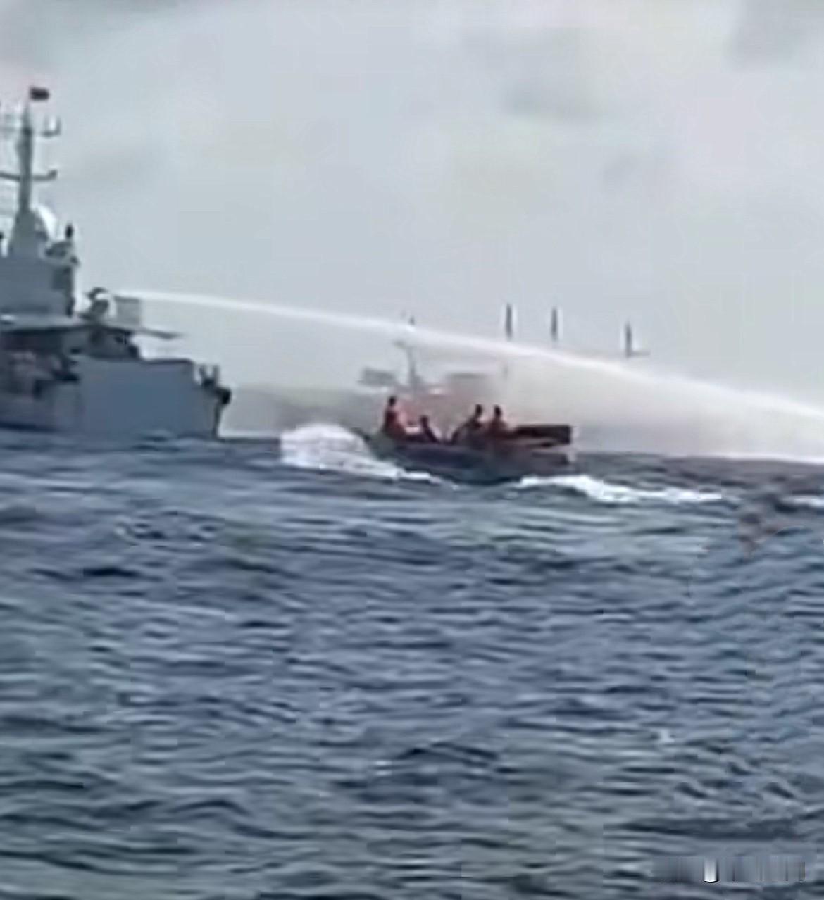 就在昨天！菲律宾23艘强闯仙宾礁，遭我国海警水炮驱离。11月12日，菲律宾海岸