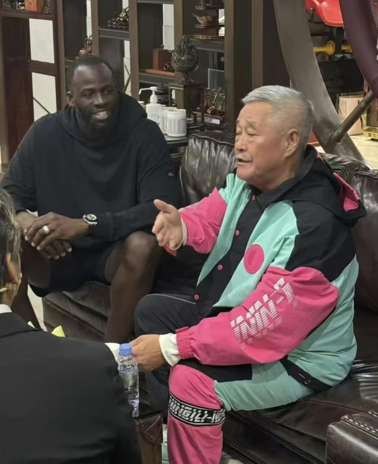 近日，赵本山与郭艾伦相聚，老乡之间，有说有笑叙旧的画面。郭艾伦休赛期回家乡辽宁