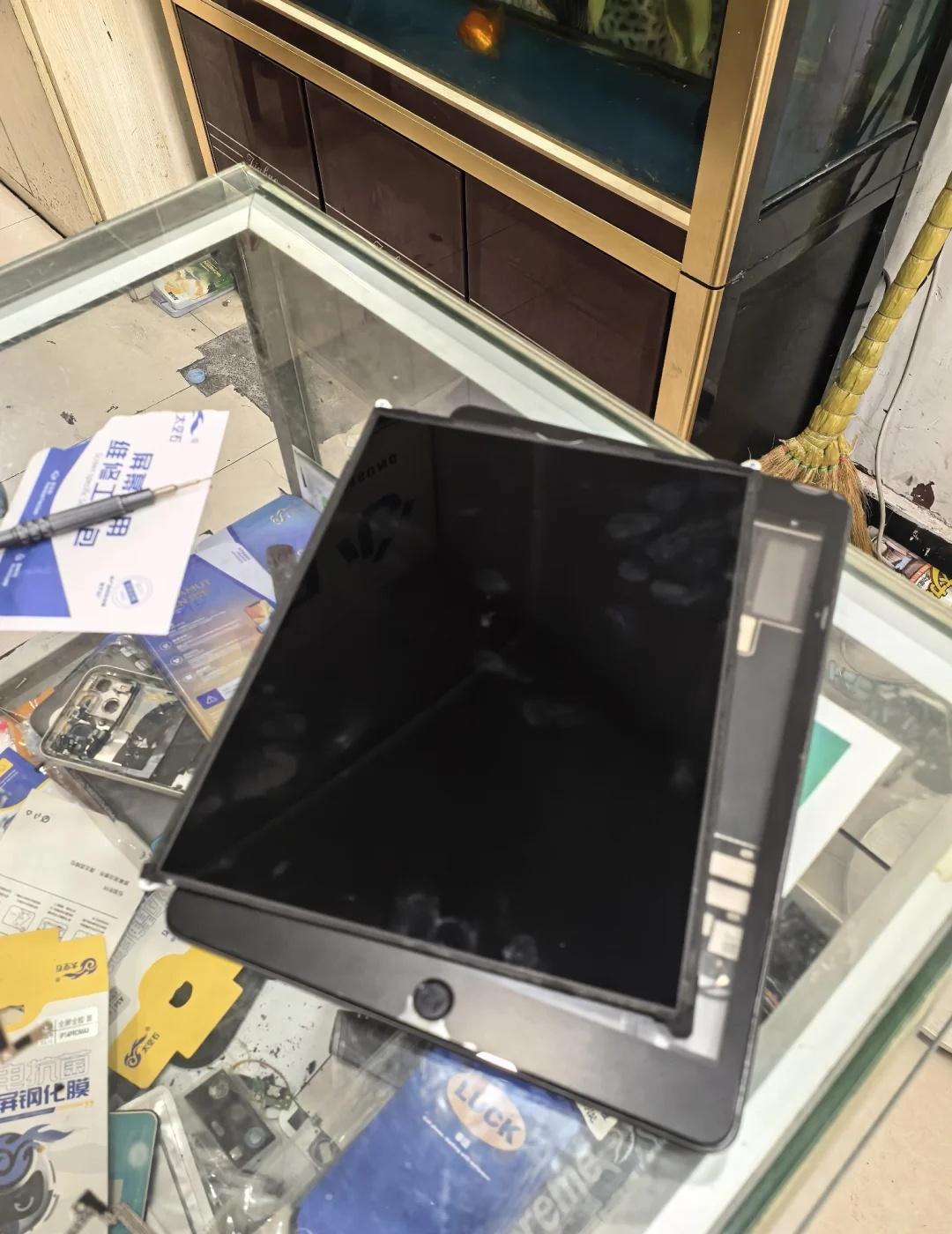 iPad被摔了一下后死活开不了机尝试了各种办法，包括但不限于：同时按开机键＋