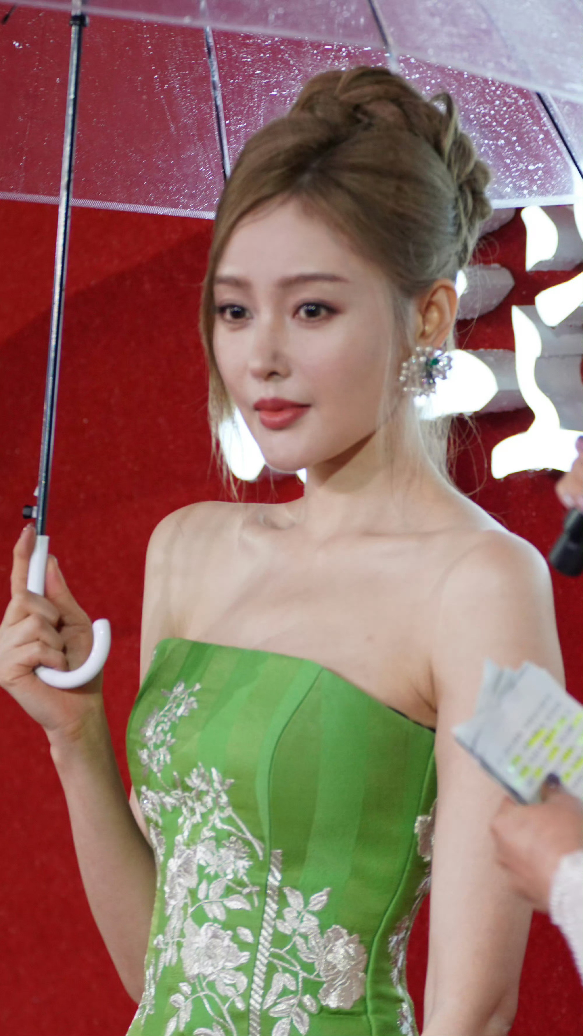 张天爱抹胸装要溢出来了[害羞]​​​