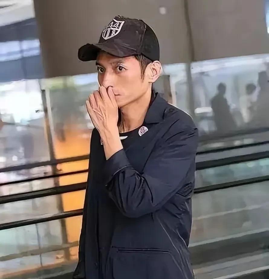 湖南卫视的主持人李维嘉，如今已50岁的他，似乎依旧过着独居生活。随着综艺《快乐大
